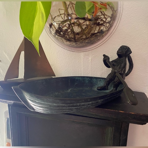 MONKEY W/ OAR ROWING A BOAT
FIGURINE SCULPTURE DISH. COLLECTABLE. - Picture 13 of 13